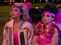 Glow: مسلسل تلفزيوني كوميدي درامي أمريكي من إنتاج "نتفليكس" تدور حول مصارعات من ثمانينيات القرن الماضي. عُرضت أولى حلقاته في يناير 2017 وسنشهد هذا العام نهايته مع 3 مواسم ناجحة.