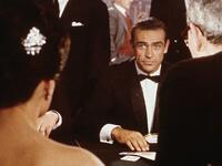شون كونري: قام بأداء دور بوند بين عامي 1962 و1967 ثم في عام 1971 وأخيرًا سنة 1983. وكان أول أفلامه عام 1962 هو Dr. No ثم قدم الدور في 6 أفلام أخرى هي From Russia with Love، Goldfinger، Thunderball، You Only Live Twice، Diamonds Are Forever.