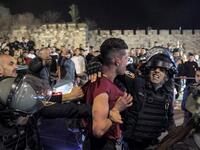 Israeli Police Beat, Arrest Palestinian Protesters in Jerusalem