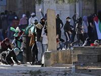 Palestinian Protesters Confront Israeli Police During Ramadan
