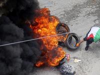 Palestinian Protesters Confront Israeli Police During Ramadan