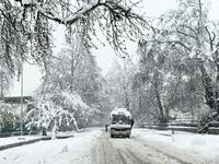 Heavy Snowfall in India Closes Highways and Cancels Flights