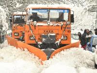 Heavy Snowfall in India Closes Highways and Cancels Flights