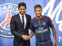 المهاجم البرازيلي نيمار: من برشلونة إلى باريس سان جيرمان مقابل 222 مليون يورو