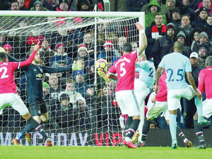 من مواجهة سابقة بين العملاقين