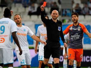 بالوتيلي يتلقى البطاقة الحمراء