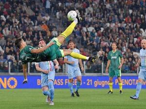 رونالدو يسدد ركلة مقصية خلال المباراة