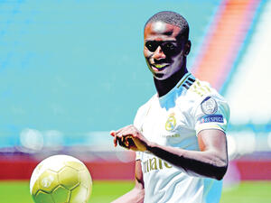 ميندي خلال تقديمه الرسمي