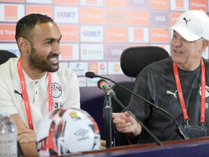 أغيري خلال المؤتمر الصحفي مع قائد المنتخب المصري أحمد المحمدي