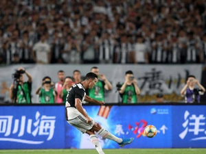 رونالدو يعود للتسجيل من الركلات الحرة