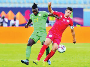 يوسف المساكني (يمين)