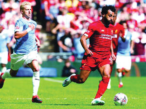 محمد صلاح (يمين)