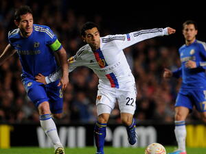 صورة أرشيفية لصلاح (وسط) حينما كان لاعباً في صفوف بازل