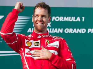 فيتيل يحتفل بالفوز