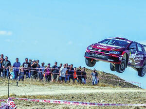 العطية يواصل التألق