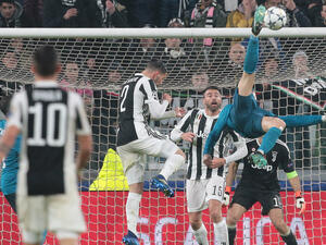 رونالدو يسجل هدفه التاريخي في شباك بوفون