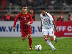 Vietnam's Nguyen Quang Hai (left) fights for the ball with UAE's Jassim Yaqoob Al Balooshi during the World Cup qualifier in Hanoi.