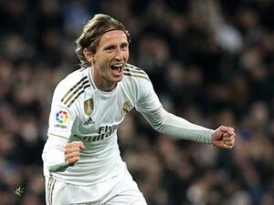 مودريتش يحتفل بهدفه