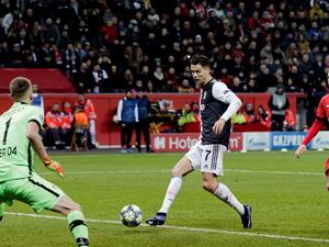 رونالدو (وسط) لحظة تسجيل هدف التقدم ليوفنتوس