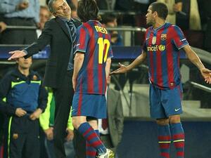 صورة أرشيفية لميسي (وسط) ومورينيو (يسار)