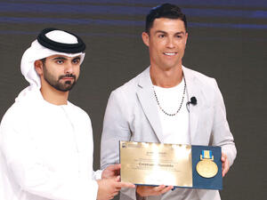 رونالدو (يمين) أثناء المؤتمر