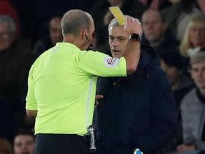 مورينيو يتلقى البطاقة الصفراء