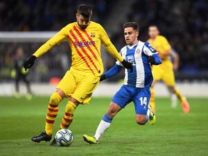 بيكيه خلال اللقاء (يسار)