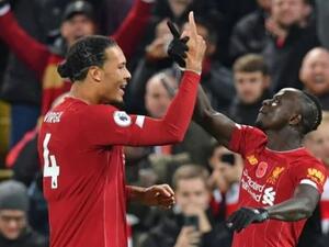 ماني وفان دايك ضمن التشكيل