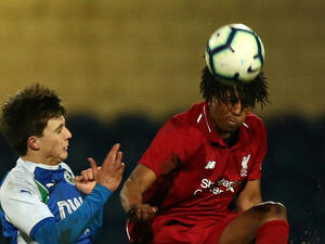 ياسر لعروسي (يمين)