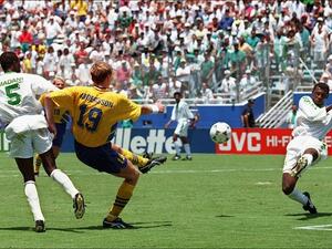 Swedish striker Kennet Andersson (C) kicks a ball as Saudi Arabian Ahmed Madani attempt to stop him, 03 July 1994 in Dallas, during the World Cup soccer match between Sweden and Saudi Arabia. (AFP/Mike Nelson)