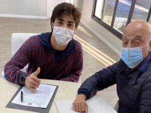 Brazilian teenager Erik Jorgens de Menezes (left) signs the contract. - (Al Ain FC Twitter)