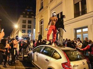 Paris police say 148 people arrested 'for damage, violence or throwing projectiles' following Champions League defeat (Photo: AA)