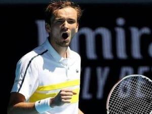 ميدفيديف إلى النهائي