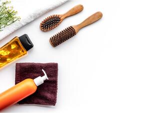 تحتاج جميع أنواع الشعر المجعّد إلى شامبو يضبط حركتها مما يسهّل الحفاظ على تسريحة مرتبة