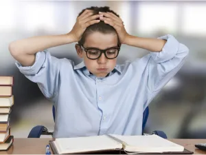 مع اقتراب الامتحانات تظهر أعراض القلق والتوتر على الكثيرين من طلاب المدارس والجامعات