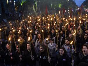 People take part in a torchlight procession as they mark the anniversary of the killing of 1.5 million Armenians by Ottoman forces, Yerevan, April 23, 2019. (AFP)