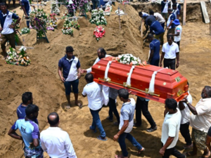 Start of burying the victims in the Sri Lanka attacks (AFP) 