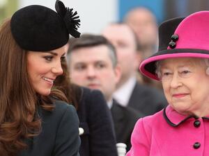 الملكة إليزابيث وكيت ميدلتون