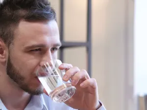 شرب كميات كبيرة من المياه خلال فتره السحور دفعة واحدة مضر ولا يمنع الشعور بالعطش