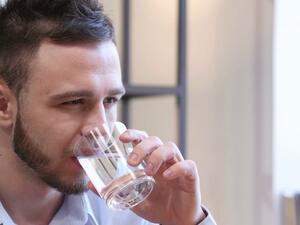 شرب كميات كبيرة من المياه خلال فتره السحور دفعة واحدة مضر ولا يمنع الشعور بالعطش
