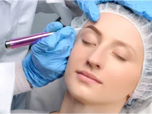 القاعدة الأساسية التي يجب اتباعها عند رسم الحاجبين هي أن تكون بدايته أكثر سماكة من نهايته
