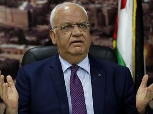 Saeb Erekat speaks to journalists in the West Bank city of Ramallah, on September 1, 2018. (AFP/Ahmad Gharabli)