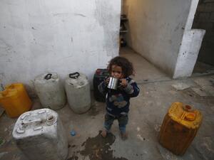 An empoverished Palestinian child drinks water on May 13, 2019 in the southern Gaza Strip refugee camp of Khan Yunis. (MOHAMMED ABED / AFP) An empoverished Palestinian child drinks water on May 13, 2019 in the southern Gaza Strip refugee camp of Khan Yunis. (MOHAMMED ABED / AFP)