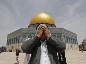 A Palestinian man prays in front of the Dome of the Rock mosque in the al-Aqsa Mosque compound in the Old City of Jerusalem on May 24, 2019 during the Friday prayers of the Muslim fasting holy month of Ramadan. (Ahmad GHARABLI / AFP) A Palestinian man prays in front of the Dome of the Rock mosque in the al-Aqsa Mosque compound in the Old City of Jerusalem on May 24, 2019 during the Friday prayers of the Muslim fasting holy month of Ramadan. (Ahmad GHARABLI / AFP)