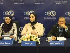 الكاتبة مي بنات أثناء توقيع روايتها في شومان. (المصدر: مؤسسة عبد الحميد شومان - فيسبوك)