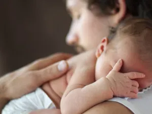 دراسة: الآباء الأكبر سناً يعرضون صحة الأم والجنين للخطر