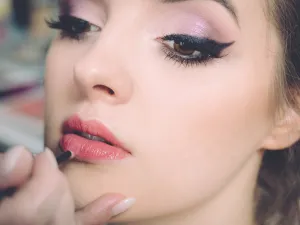 جميلة البوابة: 3 نصائح سهلة لجعل الماكياج يدوم طوال اليوم