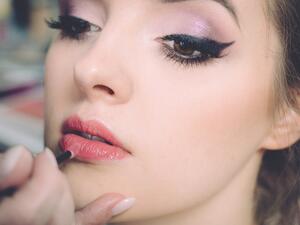 جميلة البوابة: 3 نصائح سهلة لجعل الماكياج يدوم طوال اليوم