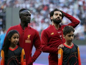 الطفلة السعودية بسمة نواف الشنيفي مع بعض نجوم دوري أبطال أوروبا.