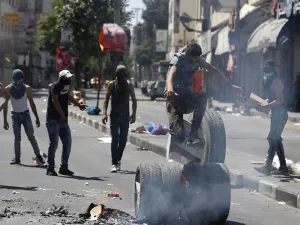 تظاهر مئات الفلسطينيين في بلدة العيسوية عقب صلاة الجمعة من مسجد الأربعين الكبير